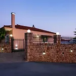 Laconia Domus - Vila *